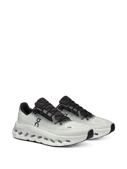 ON Cloudtilt Noir et Blanc - sneaker technologie CloudTec vue de face